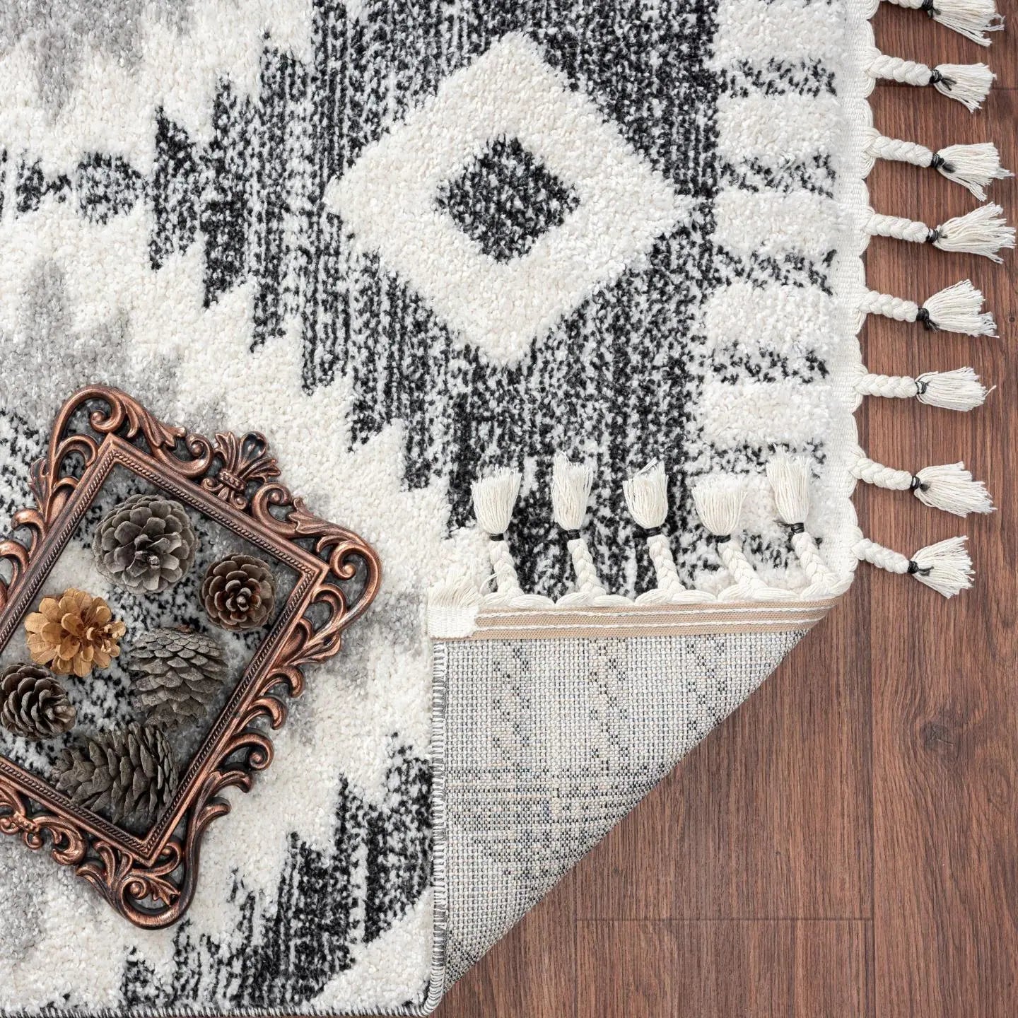 Luxe Weavers Moroccan Geometric Diamond Area Rug, Indoor Carpet with Fringes