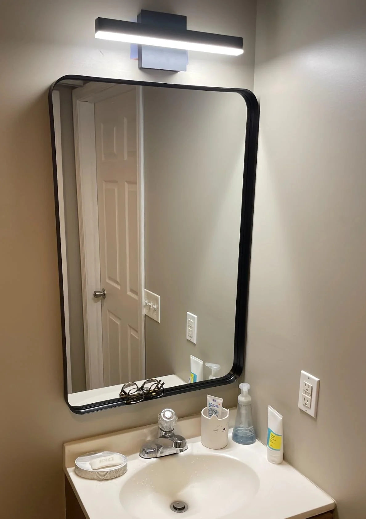 Bathroom Mirror 22X30 Inch, Vanity Mirrors with Rectangle Metal Frame, Modern Wall Mounted Mirror