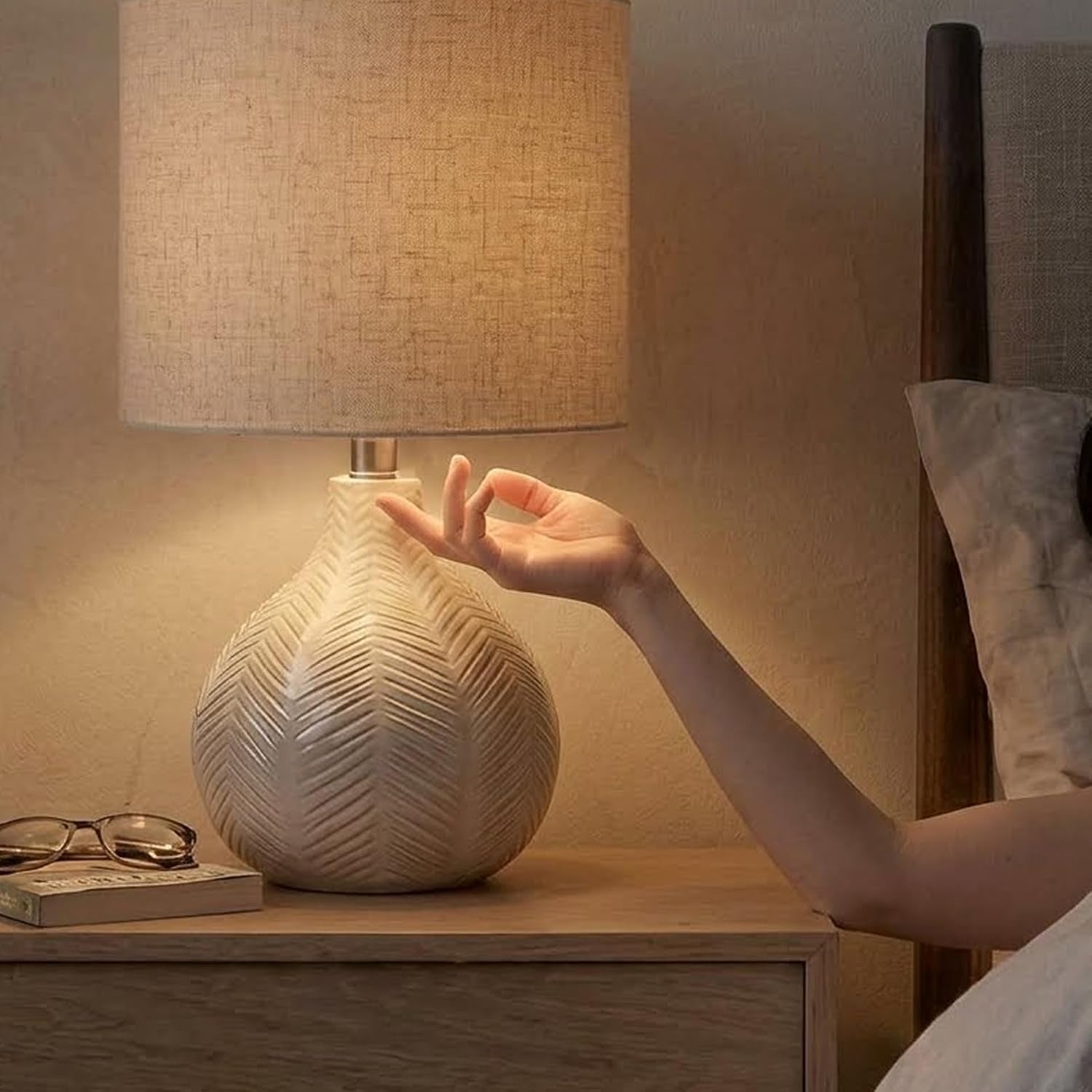 Signature Design by Ashley Rainermen Ceramic Table Lamp, 21", off White, 92.5-Inch Cord, E26 Socket