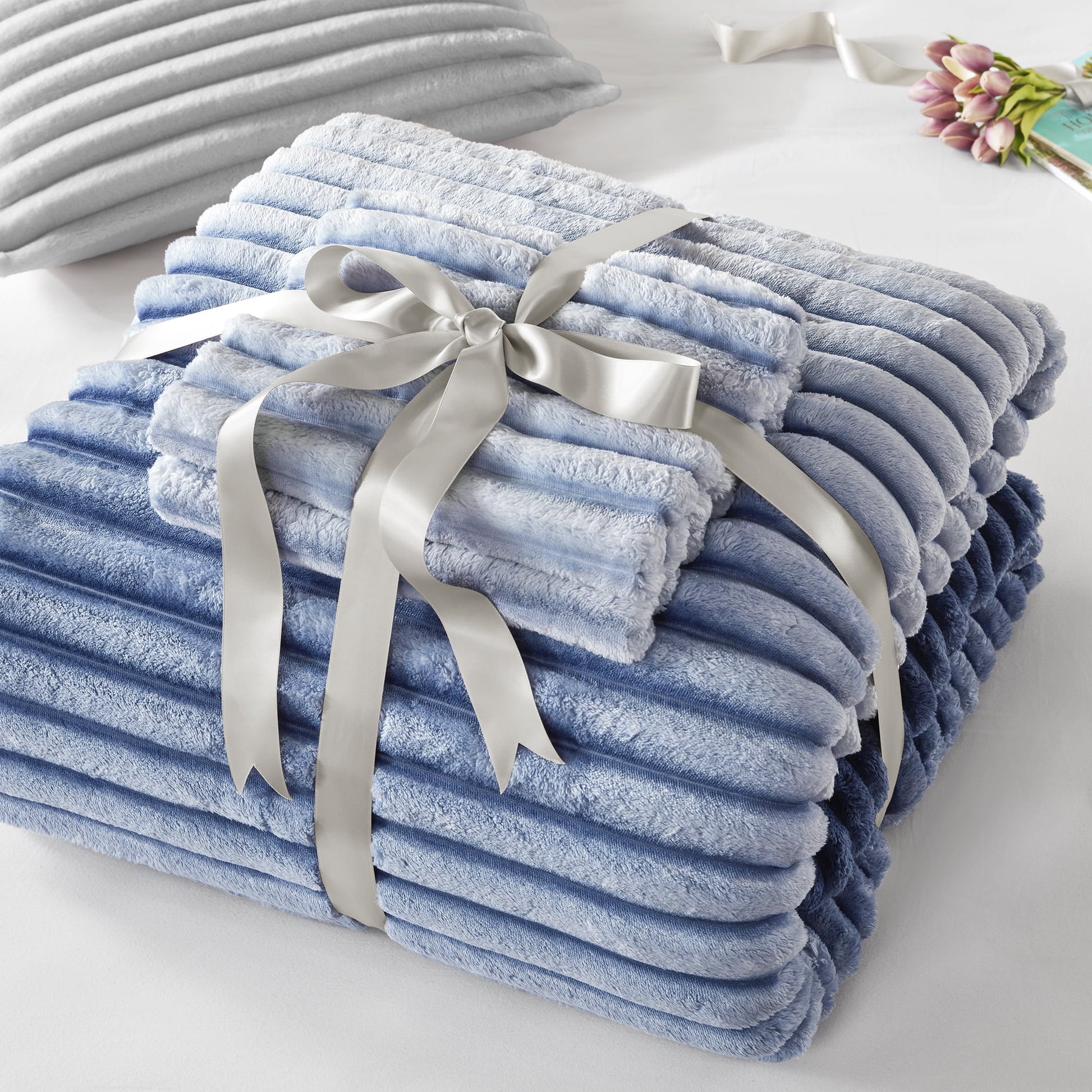 King/Cal King Fluffy Ribbed Plush Comforter Set 3-Piece Bedding Set Blue Ombre